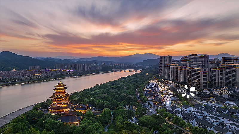 南明湖畔红霞飞图片素材