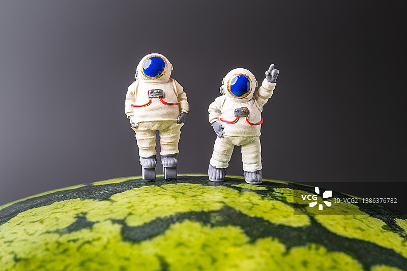 西瓜上的宇航员创意微缩景观图片素材