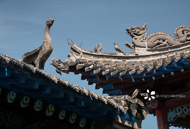 中国甘肃省定西市陇西县李家龙宫李氏宗祠的古建筑屋檐上的雕刻物图片素材