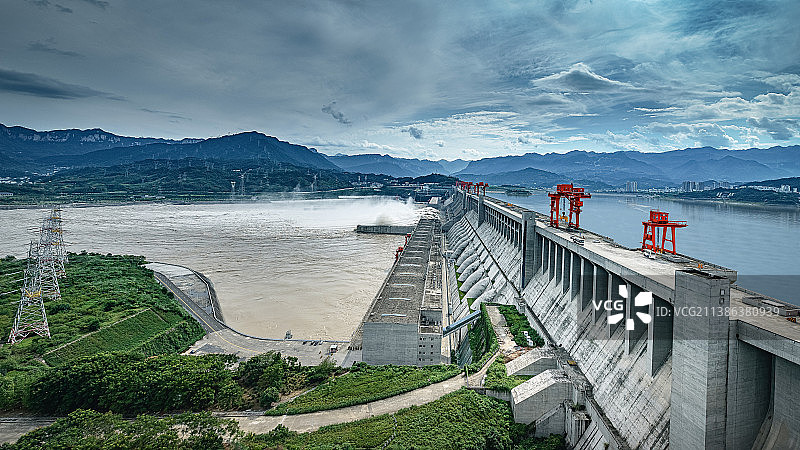 三峡大坝——夏季泄洪图片素材
