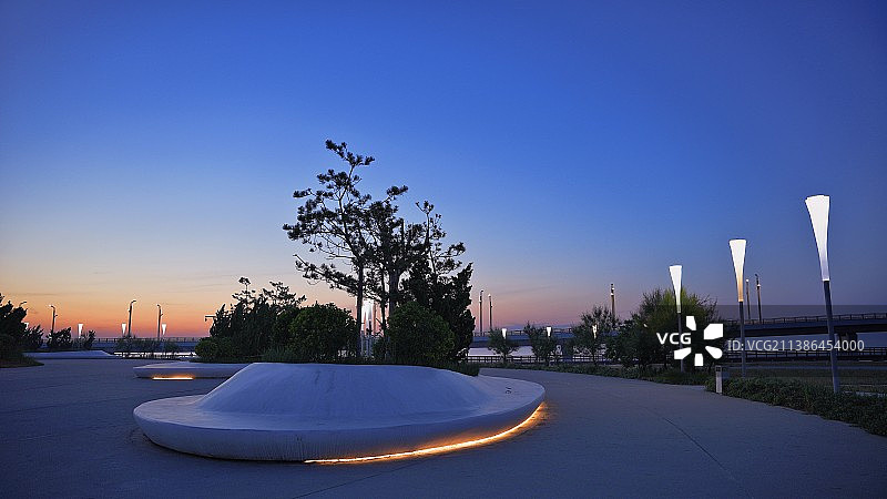 夜色中漫步在滨海广场图片素材