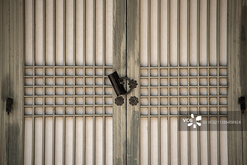景福宫古色古香的褐色的门上挂着一个充满年代感的铜锁，庭院深深锁住了什么图片素材