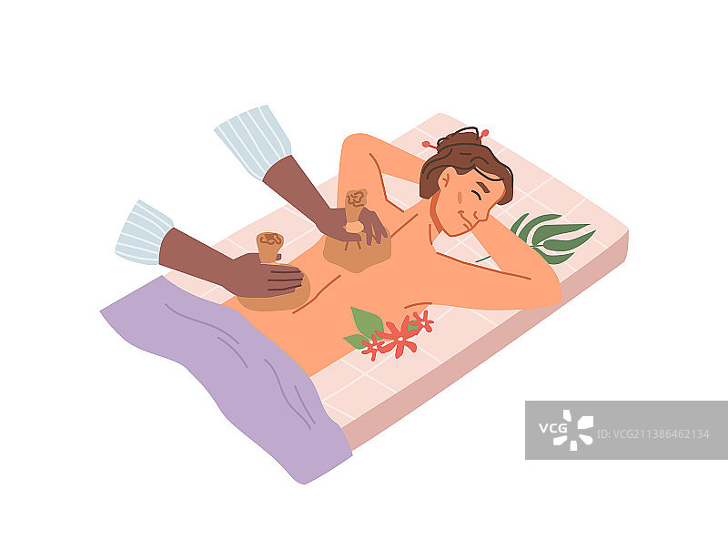 在水疗沙龙享受草药袋泰式按摩的女人图片素材