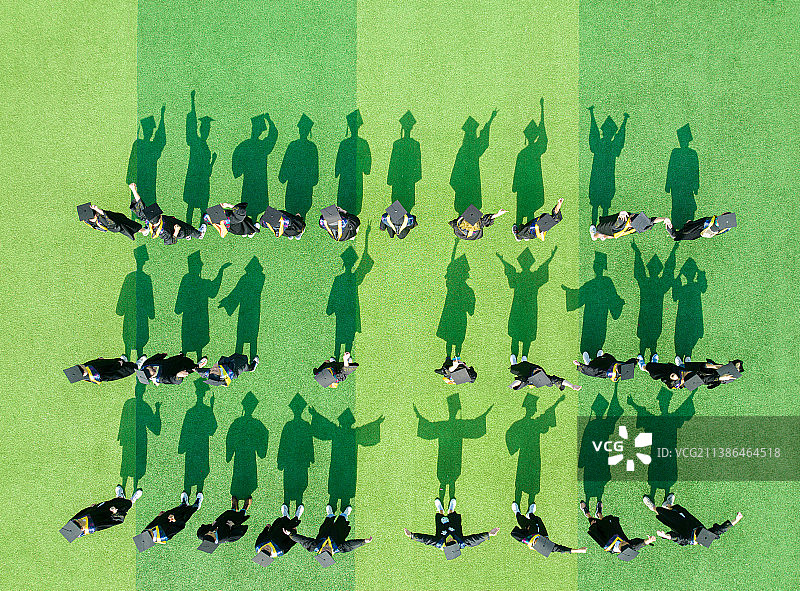 运动场上的高视角航拍创意毕业合影图片素材