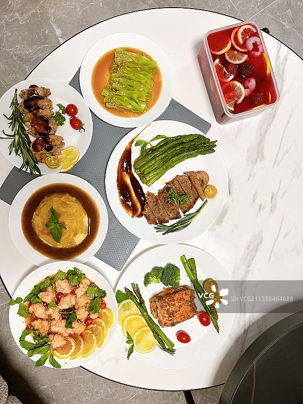 餐桌上食物的高角度视图图片素材