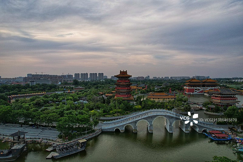 夜幕降临时的九龙桥v拂云阁v宣德宣和殿图片素材