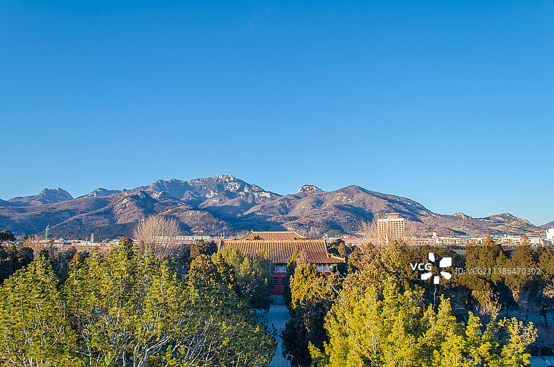 中国山东省泰安市泰山区泰山旅游景区著名景点，古代建筑行宫岱庙，高视角俯拍中式庭院，户外无人图像摄影图片素材