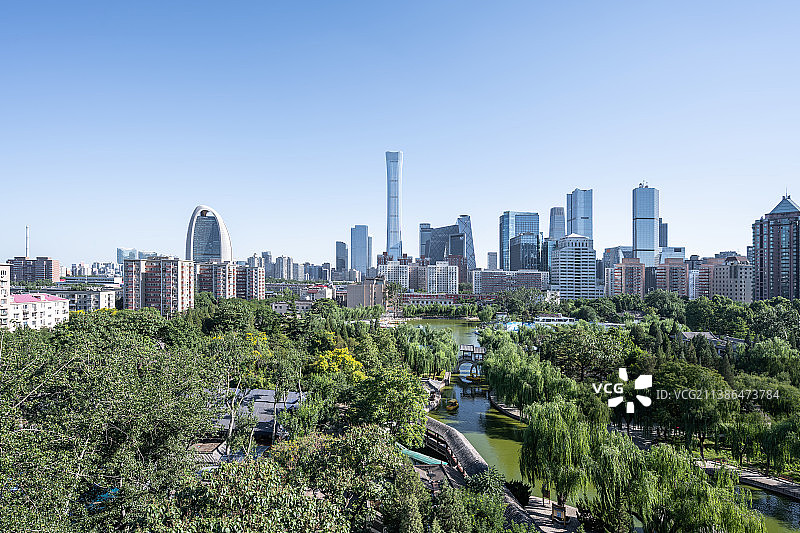北京国贸CBD建筑群城市天际线与团结湖公园图片素材