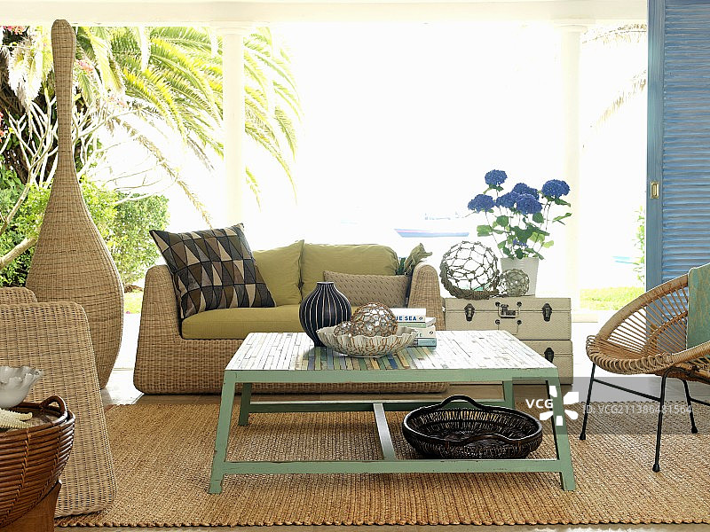 客厅里的彩色咖啡桌图片素材