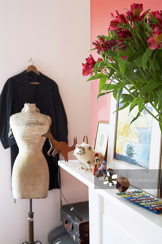 裁缝人台、连衣裙与花束图片素材