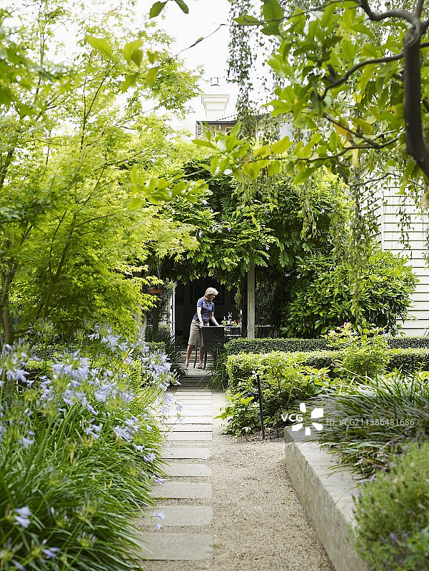 通往露台座位的景观花园小路图片素材