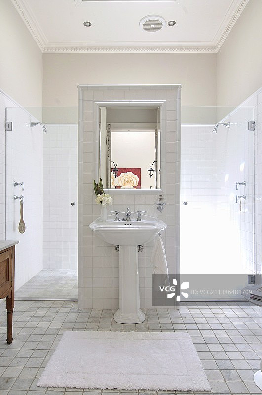 翻新后的浴室，配有柱式洗脸台和宽敞的淋浴区图片素材