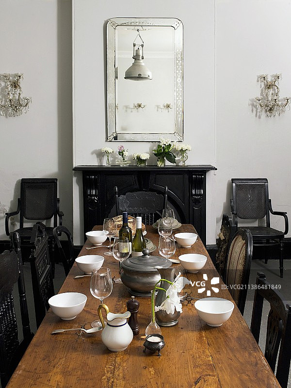 配有古董家具的餐厅餐桌图片素材