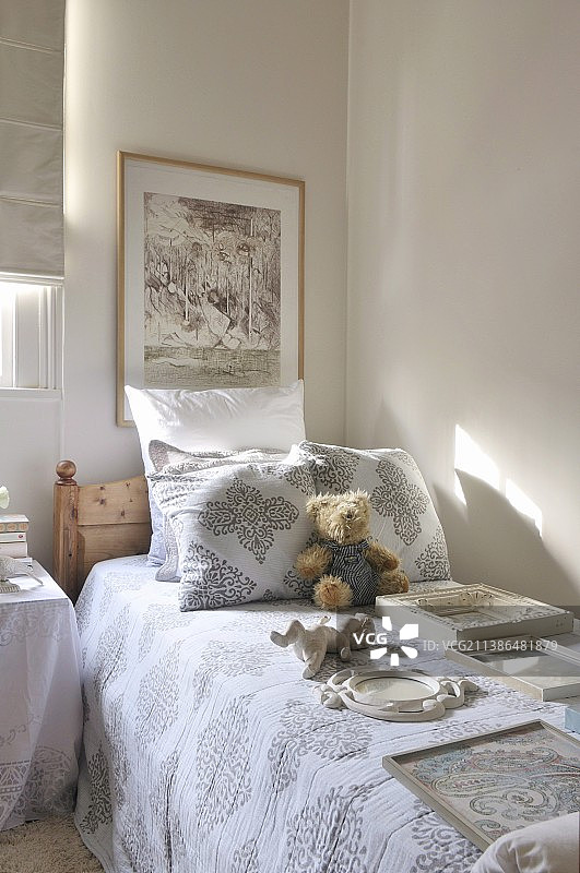 床上的相框和泰迪熊图片素材