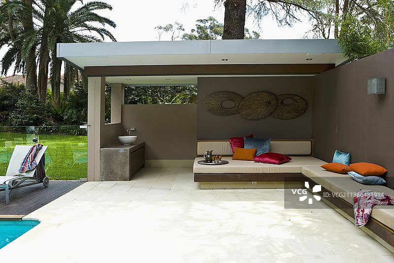 热带花园中带长椅的部分带顶棚的露台图片素材