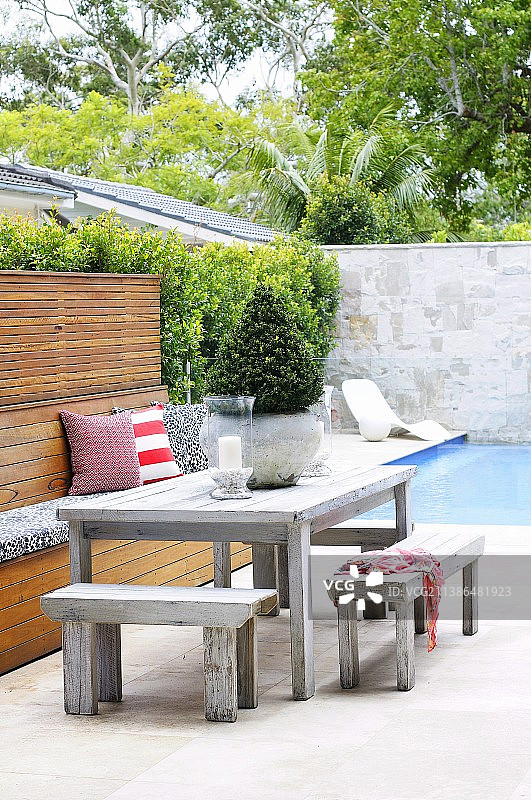 现代庭院泳池前的乡村风格桌椅图片素材