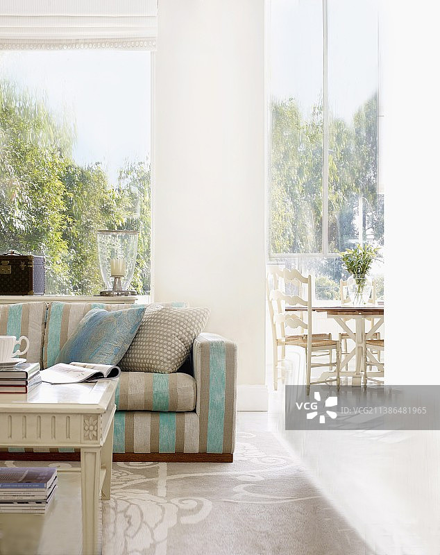 带大型全景窗户的阳光明媚的开放式室内设计图片素材