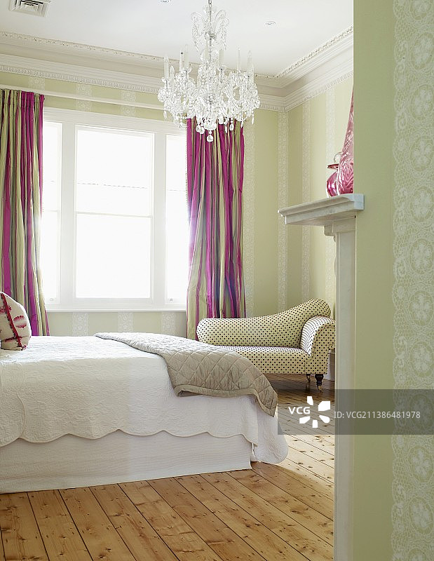 配有水晶吊灯和简约木地板的卧室图片素材