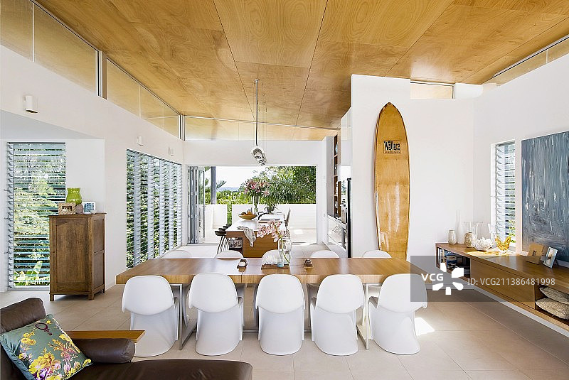 开放式现代室内餐厅的白色复古贝壳椅图片素材