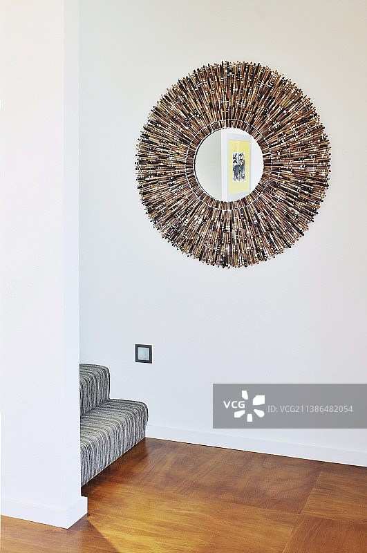 开放式走廊墙壁上的太阳光芒镜框图片素材