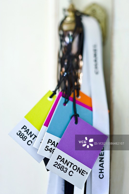 绳子上悬挂的彩色卡片图片素材