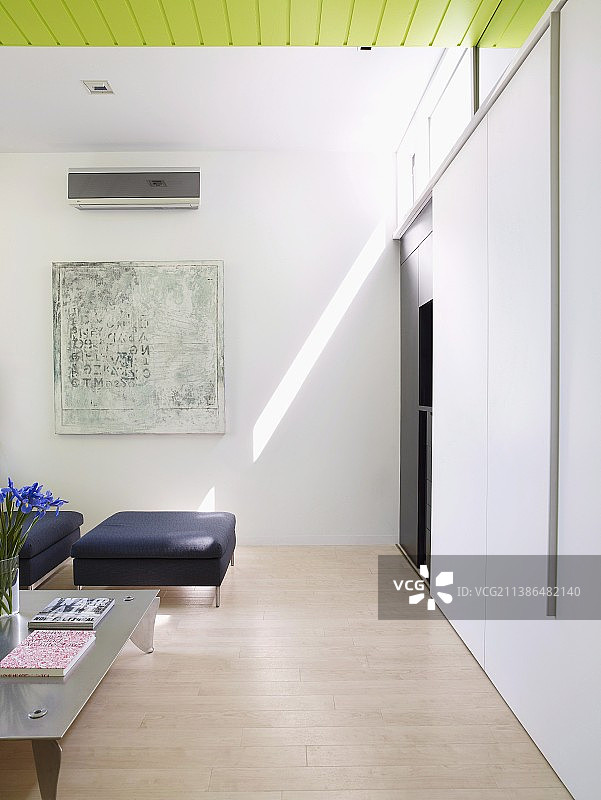 光线穿过客厅的横梁窗户图片素材