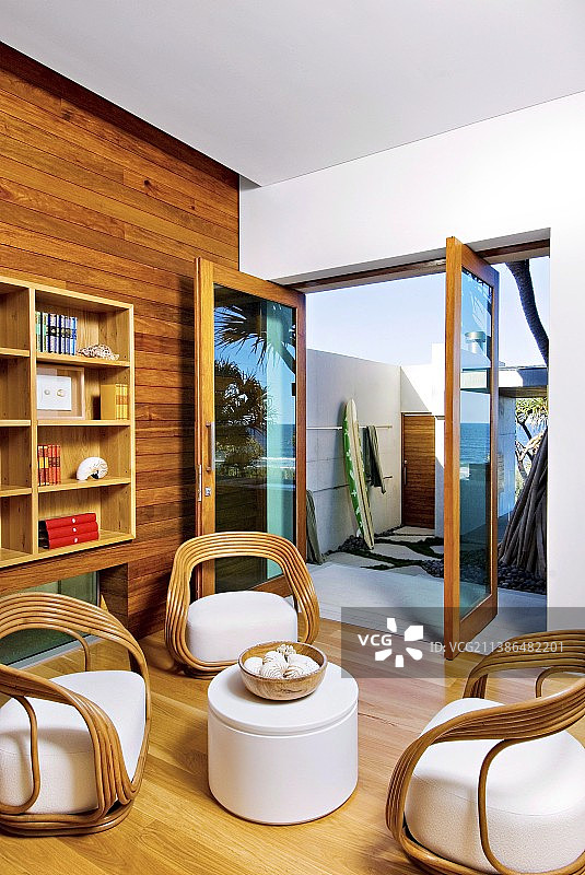 необычные плетеные стулья и столик на современной террасе图片素材