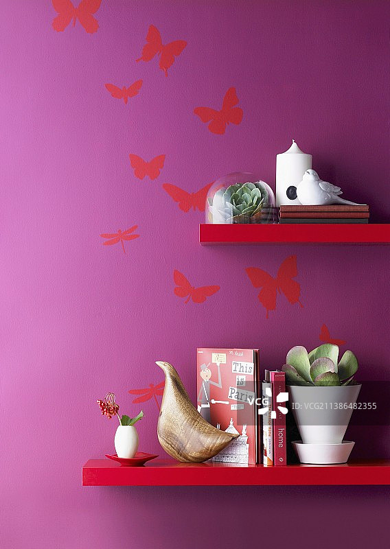 紫色墙面上带蝴蝶图案的红色架子图片素材