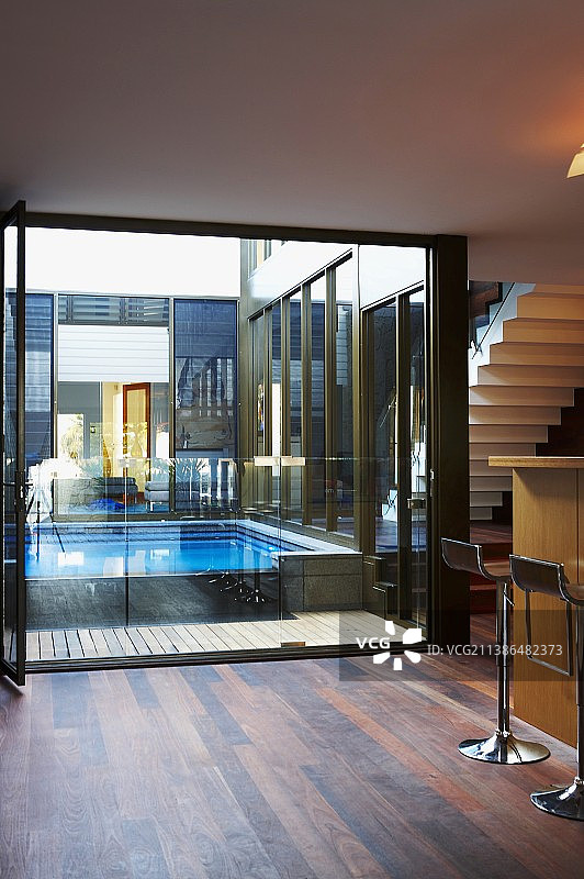 现代室内设计，带开放式露台窗户和泳池景观图片素材