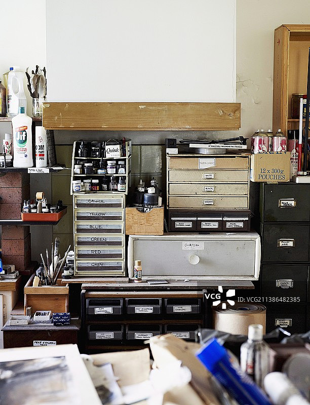 工作区内堆满物品的货架图片素材