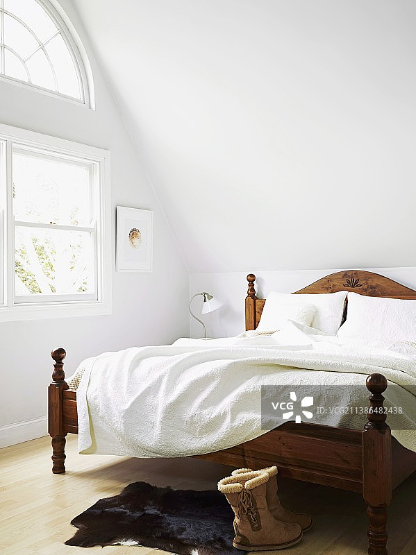 古董木制床架上的白色床单图片素材