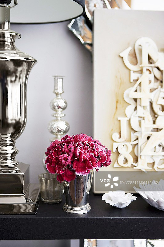 银色台灯旁边的花束图片素材