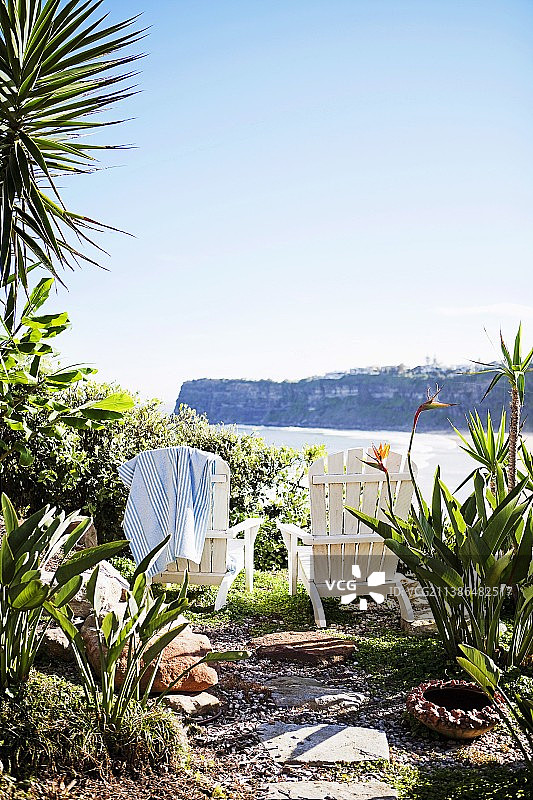 舒适的休息区，可欣赏海景，周围环绕着异国植物图片素材
