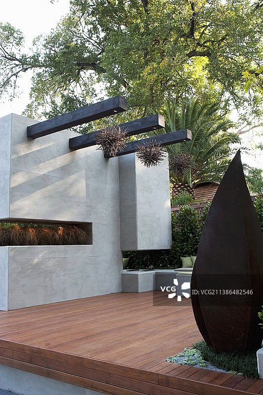 带有混凝土屏风墙的露台图片素材