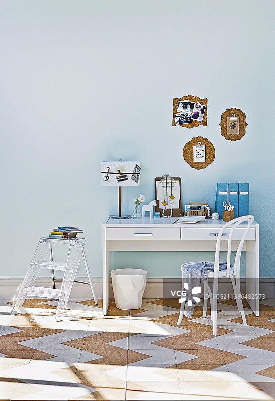 浅蓝色房间内的白色桌椅和透明梯子图片素材