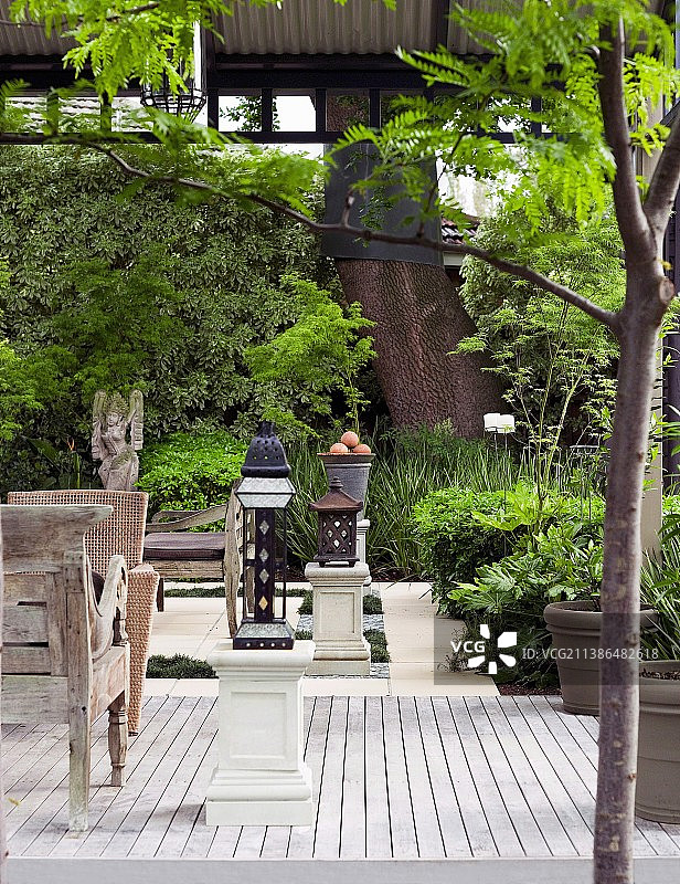 花园墙壁前的木制露台与灯笼图片素材