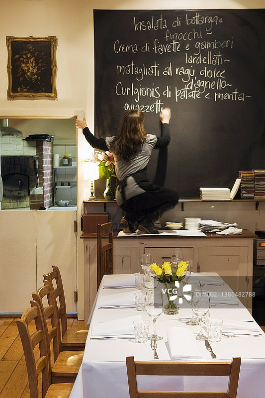 年轻女人书写每日菜单图片素材