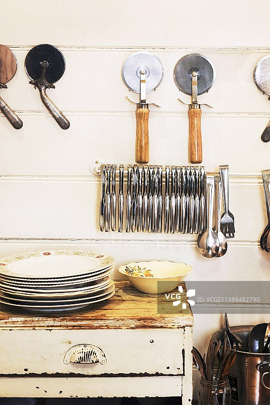 墙壁和复古桌子上的厨房用具图片素材