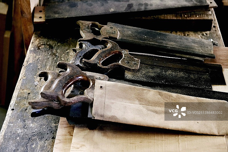 乡村木桌上的旧工具图片素材