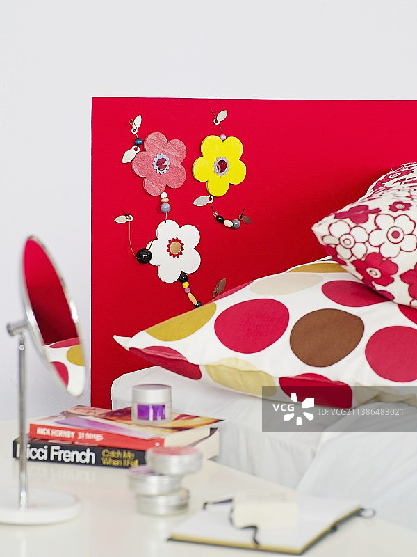 70年代风格的床头板、鲜花和木珠图片素材