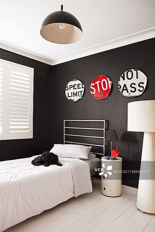 黑白青少年卧室：金属床架单人床，白色木地板床头柜，黑色墙壁设计师落地灯图片素材