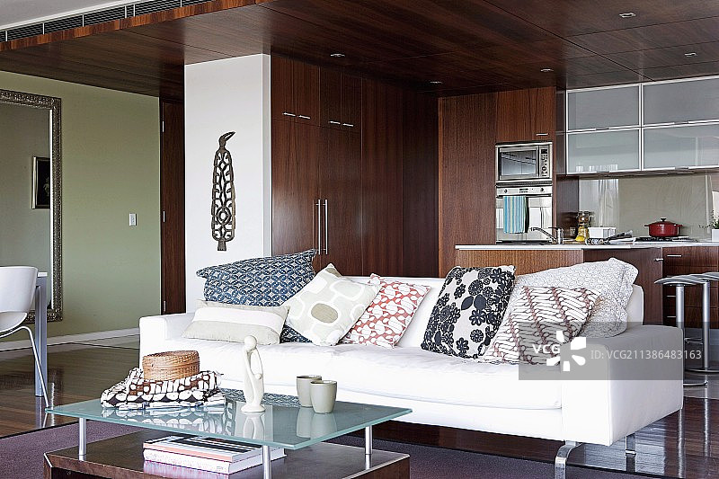 现代化沙发和开放式厨房图片素材