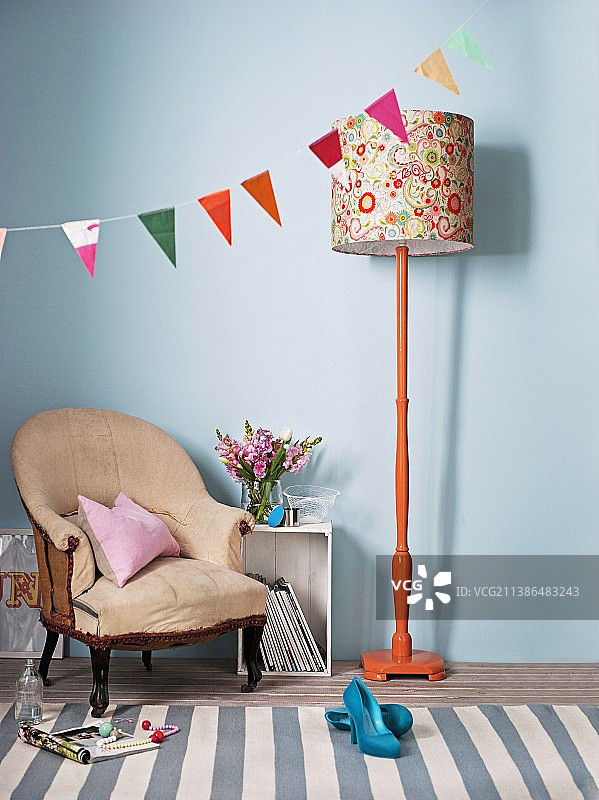 彩旗、落地灯与复古扶手椅家居装饰图片素材