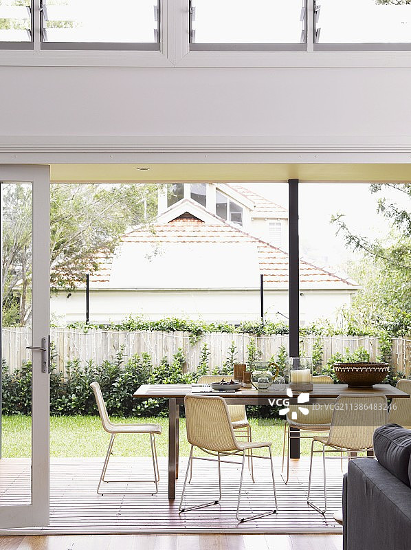 建筑设计房屋露台休息区，可观赏花园和邻近建筑图片素材