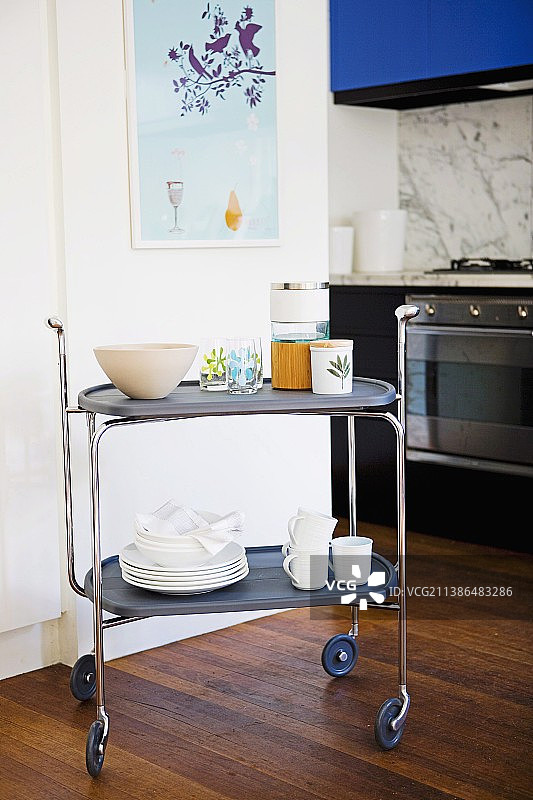 现代厨房中装有餐具的手推车图片素材