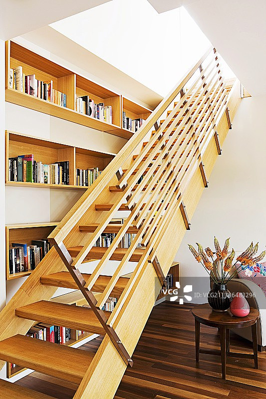 带有穿过天花板开口的木制楼梯的现代室内设计图片素材