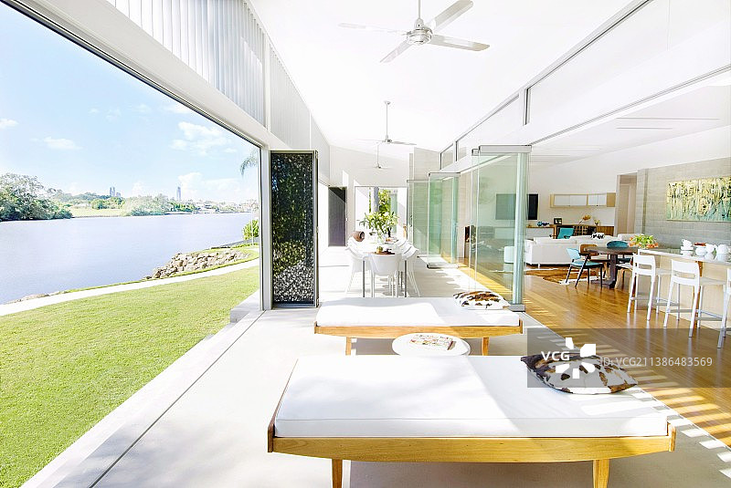 阳台躺椅与室内全景景观图片素材