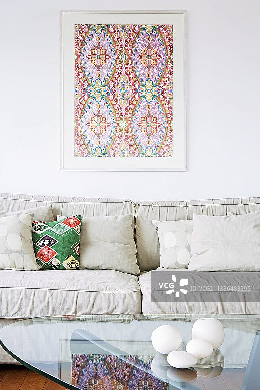 带软垫和靠垫的舒适沙发图片素材