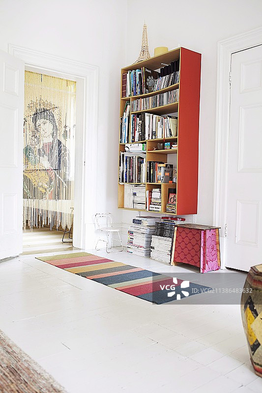 白色房间里的红色书柜和线帘图片素材