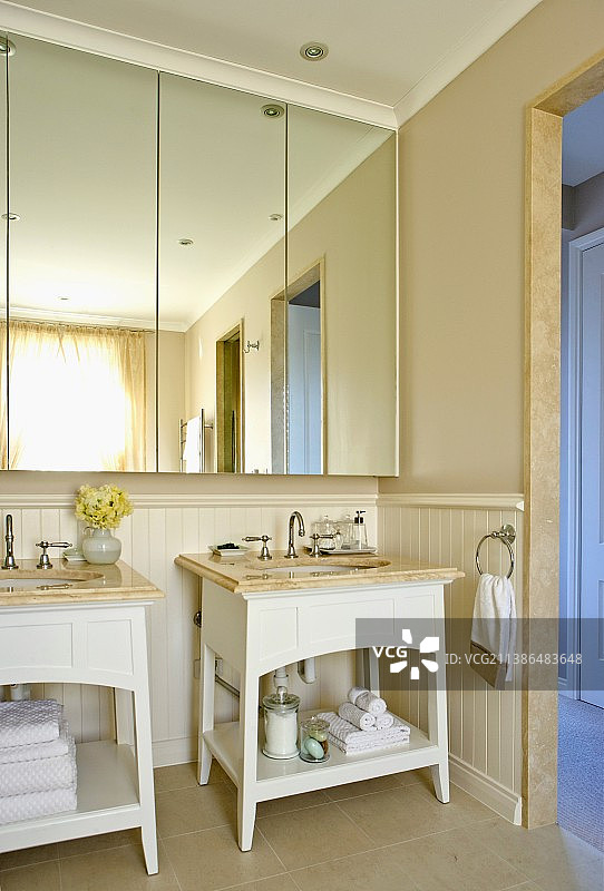 明亮浴室配独立洗漱台和镜面浴室柜图片素材